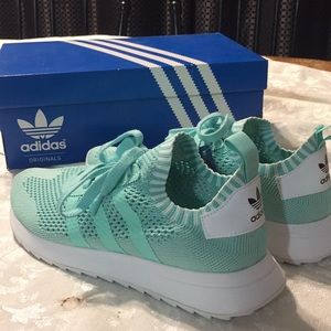 BRAND NEW mint women’s adidas FLB W PK shoes